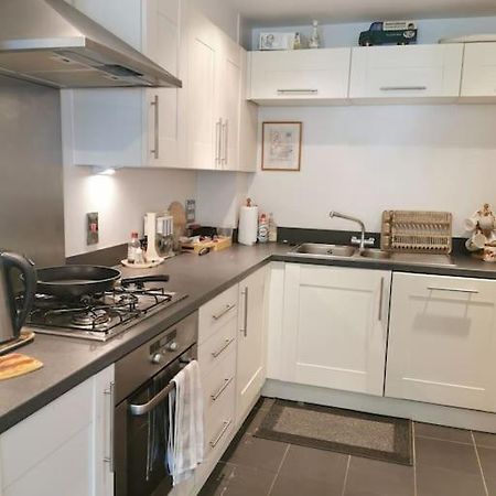 3 Bedroom Home Near Windsor Castle, Legoland, & Heathrow スラウ エクステリア 写真