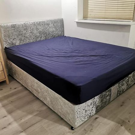 3 Bedroom Home Near Windsor Castle, Legoland, & Heathrow スラウ エクステリア 写真