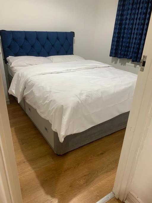 3 Bedroom Home Near Windsor Castle, Legoland, & Heathrow スラウ エクステリア 写真