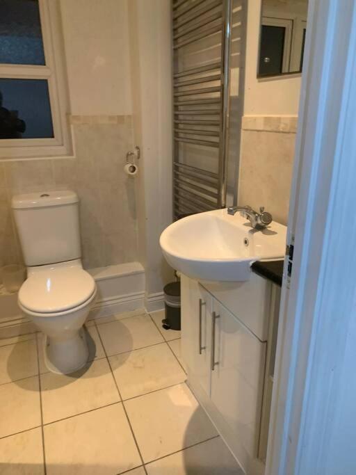 3 Bedroom Home Near Windsor Castle, Legoland, & Heathrow スラウ エクステリア 写真
