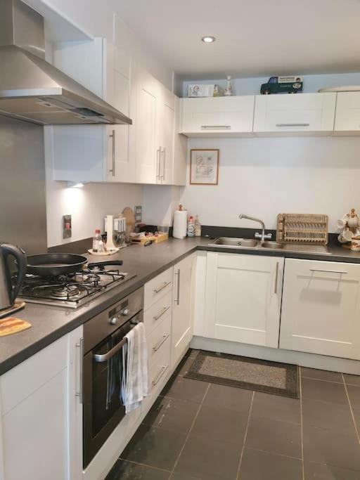 3 Bedroom Home Near Windsor Castle, Legoland, & Heathrow スラウ エクステリア 写真