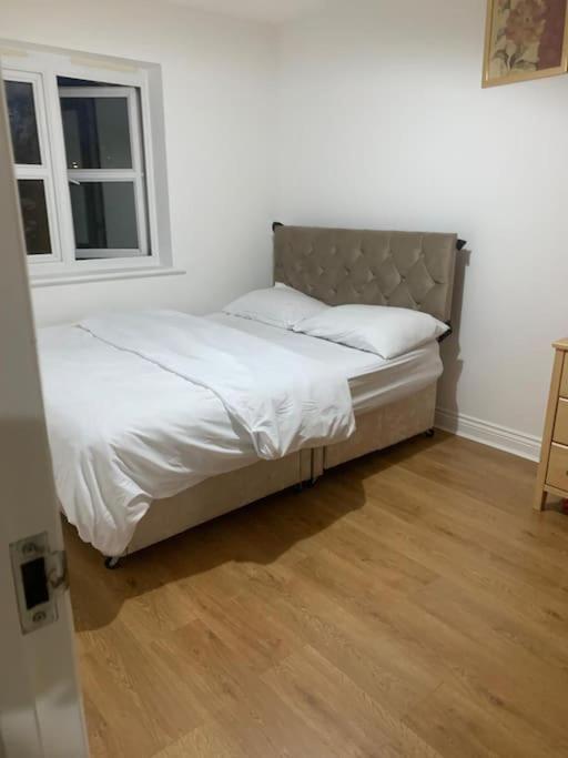 3 Bedroom Home Near Windsor Castle, Legoland, & Heathrow スラウ エクステリア 写真
