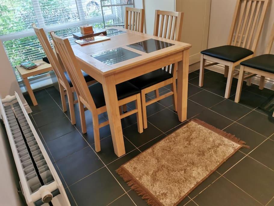 3 Bedroom Home Near Windsor Castle, Legoland, & Heathrow スラウ エクステリア 写真