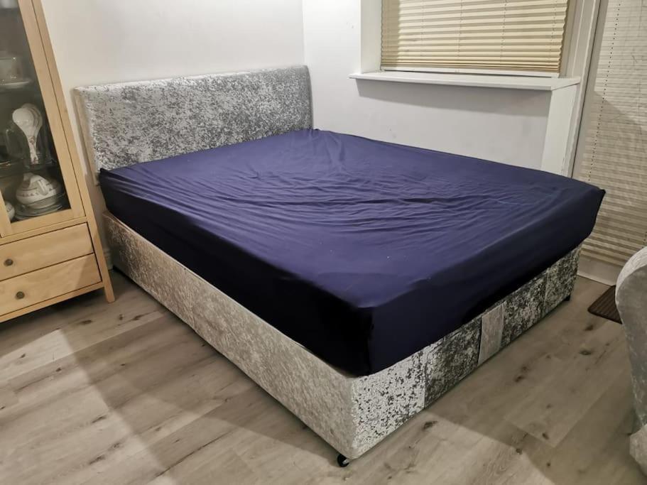 3 Bedroom Home Near Windsor Castle, Legoland, & Heathrow スラウ エクステリア 写真